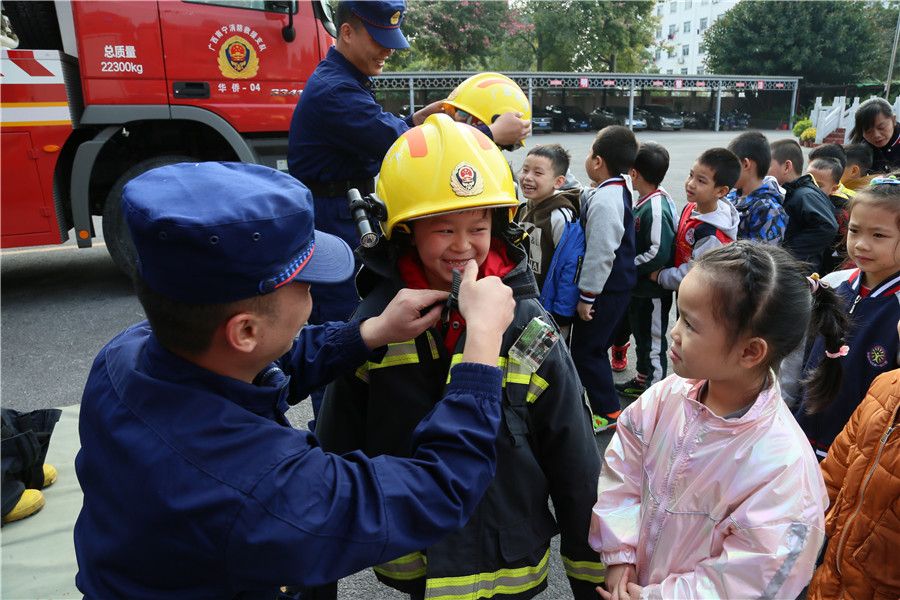 广西—IM电竞东盟经开区：学生走进消防大队 零距离体验消防生活