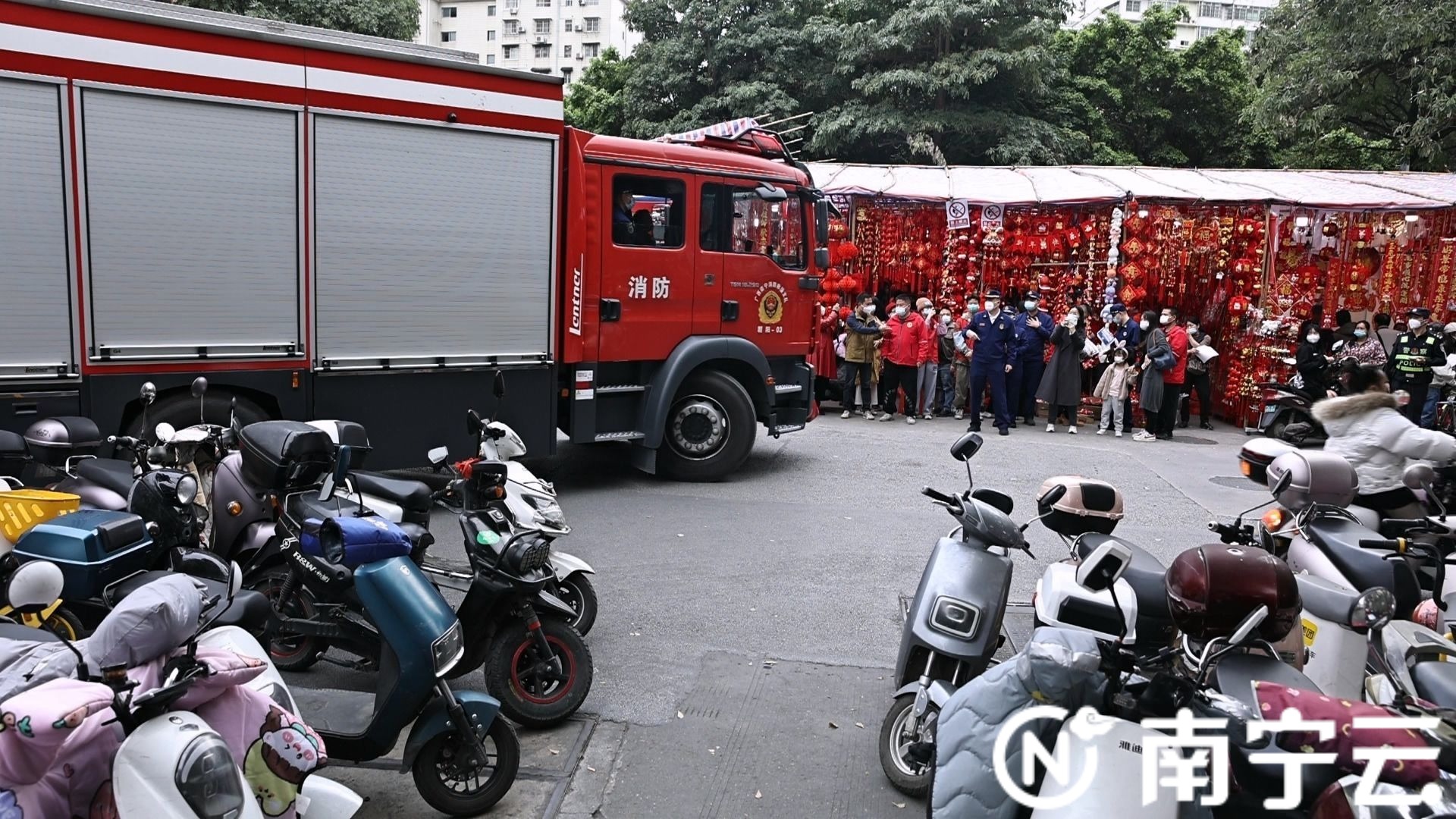 IM电竞新春走基层消防部门“打卡”年货市场提醒市民查收这些“消防干货”！